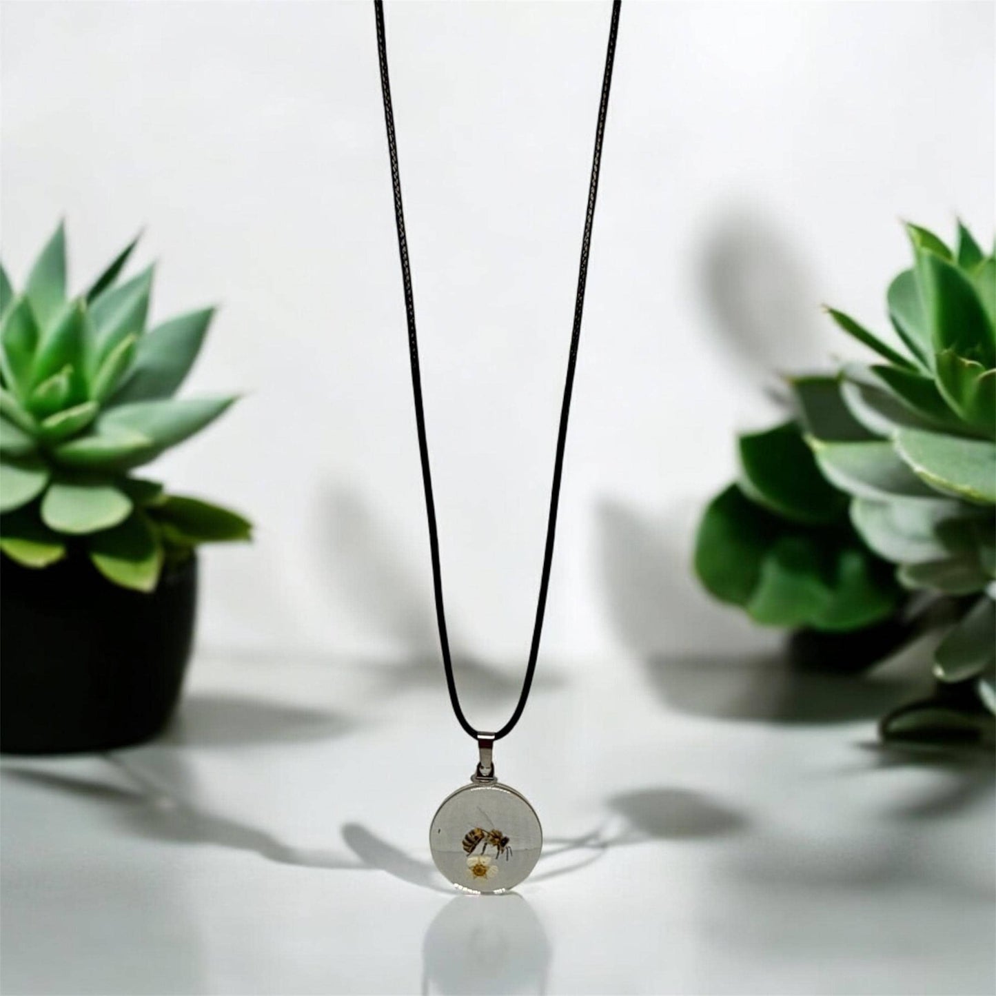 Nature-Inspired Real Flower & Bee Resin Necklace – Adjustable 18-20 Inch Layered Pendant for Women