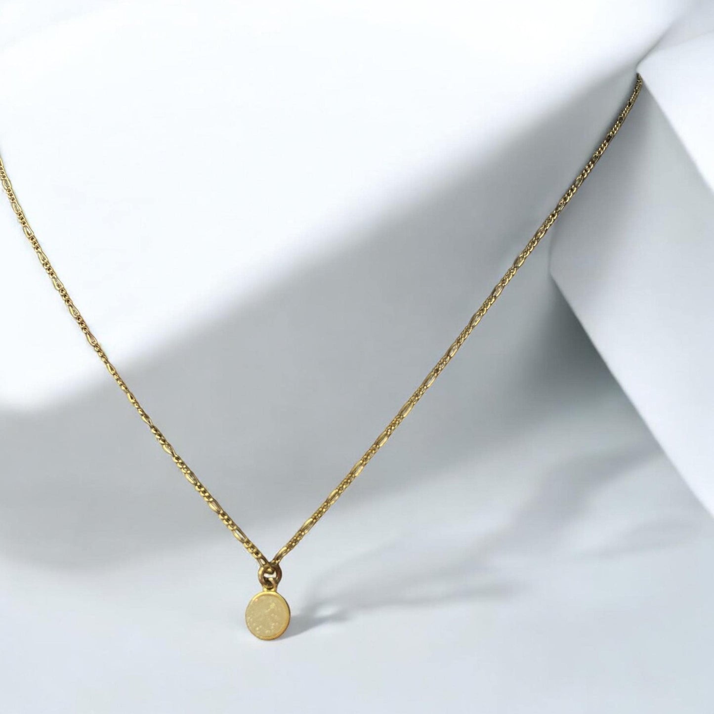 Elegant Gold Necklace with Round Pendant - 18 inches