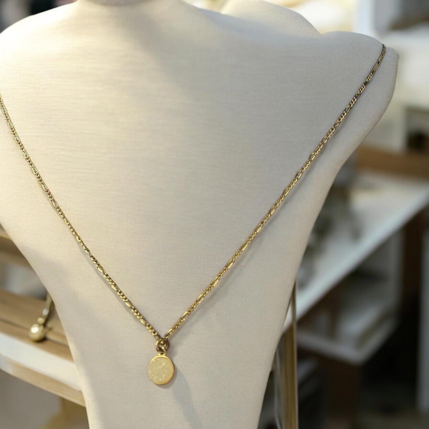 Elegant Gold Necklace with Round Pendant - 18 inches