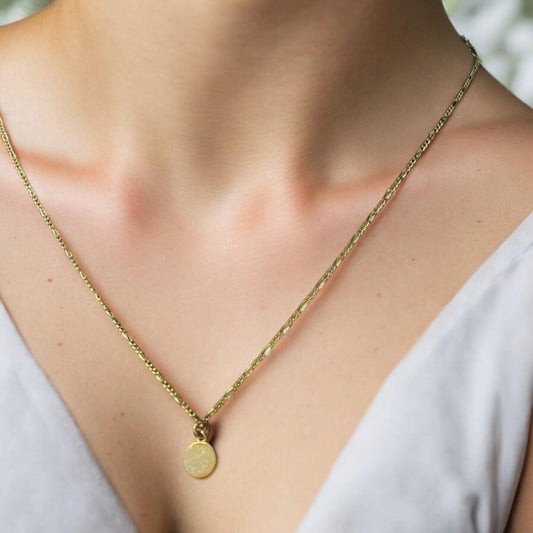 Elegant Gold Necklace with Round Pendant - 18 inches