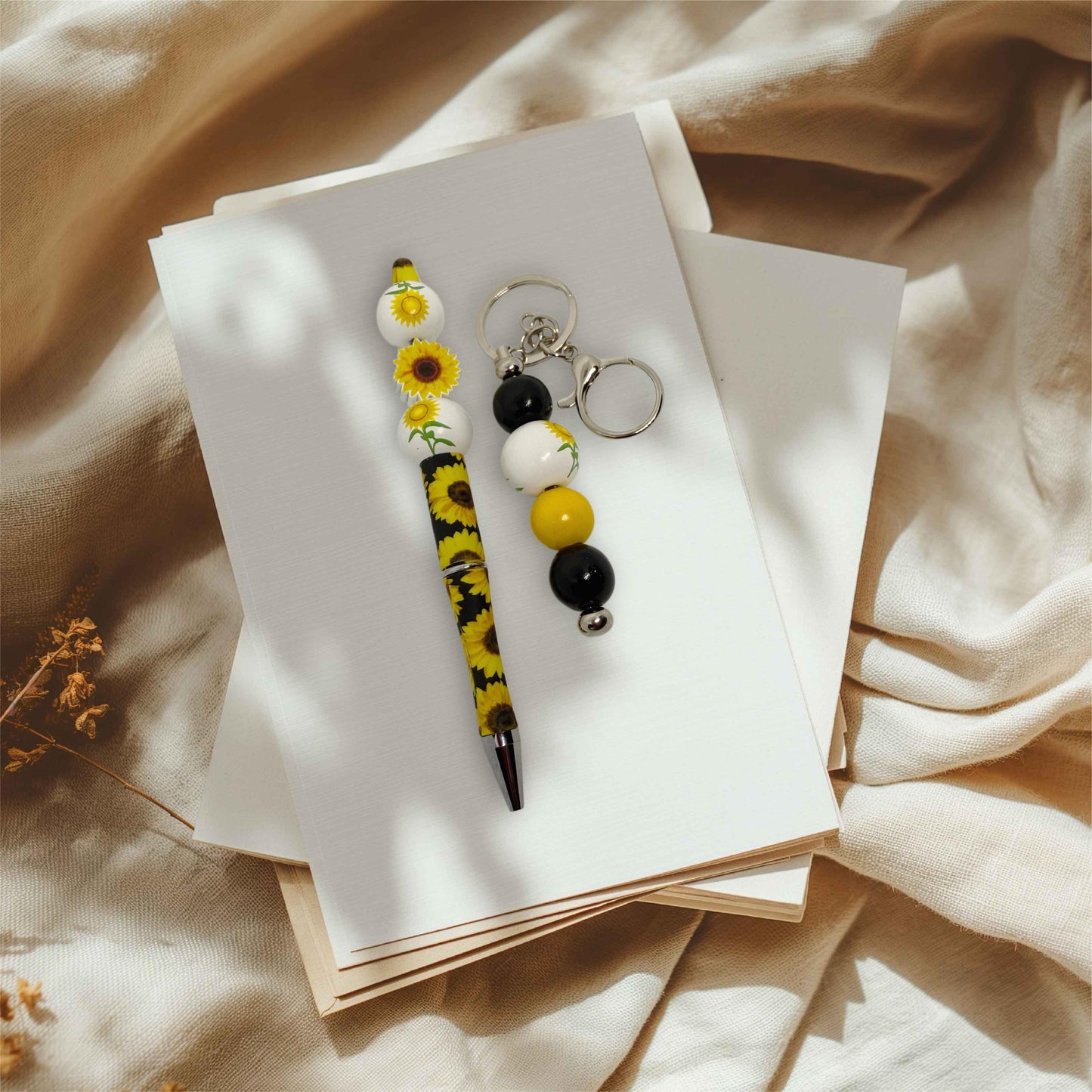 Sunflower-Themed Keychain and Pen Set: Stylish Accessory Collection for Bright Days”