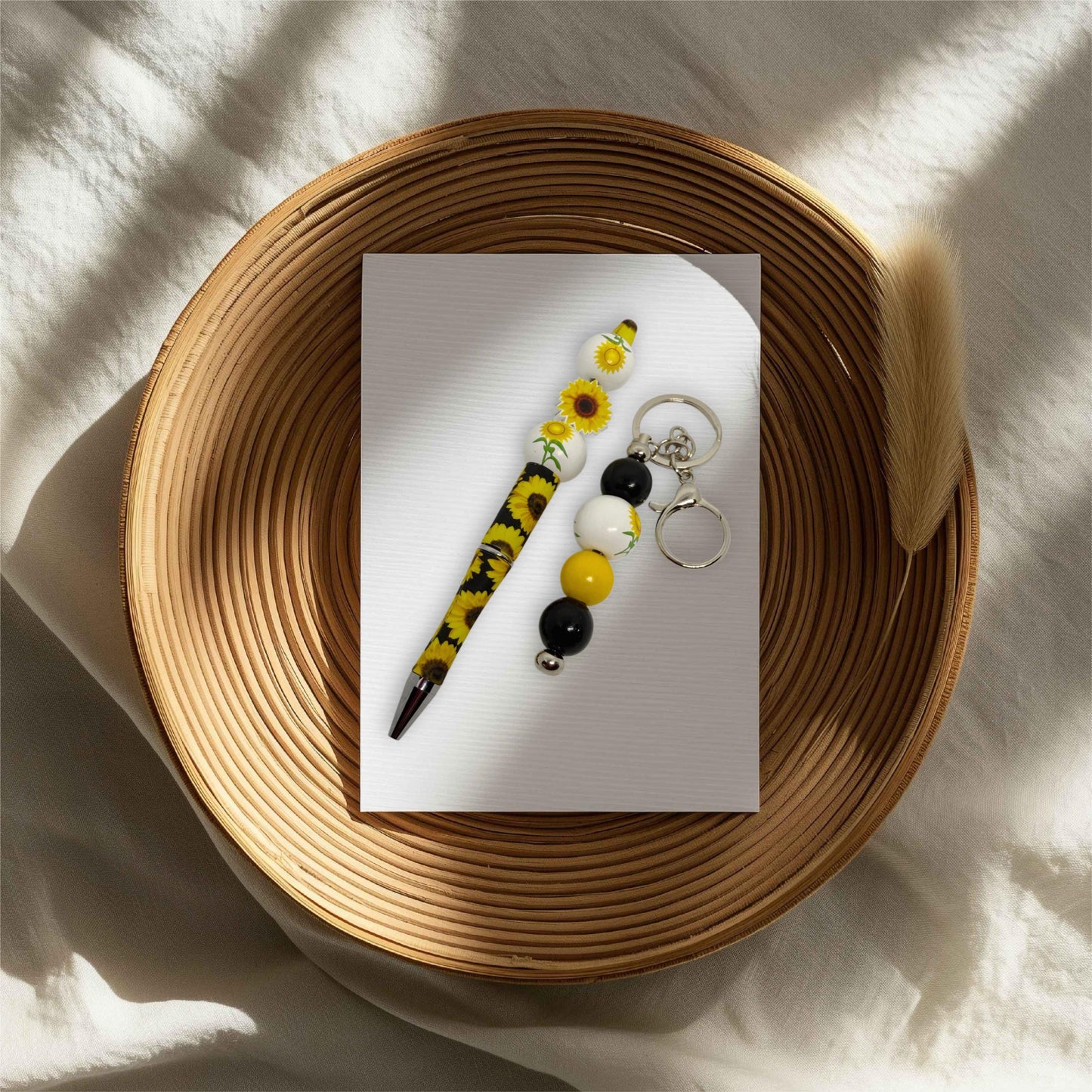 Sunflower-Themed Keychain and Pen Set: Stylish Accessory Collection for Bright Days”